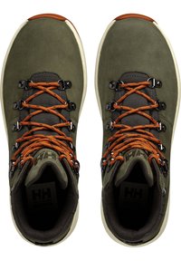 Botas de senderismo altas en verde oliva, con cordones naranjas, ojales de metal negro y acentos marrones. Tela texturizada con un interior acolchado.