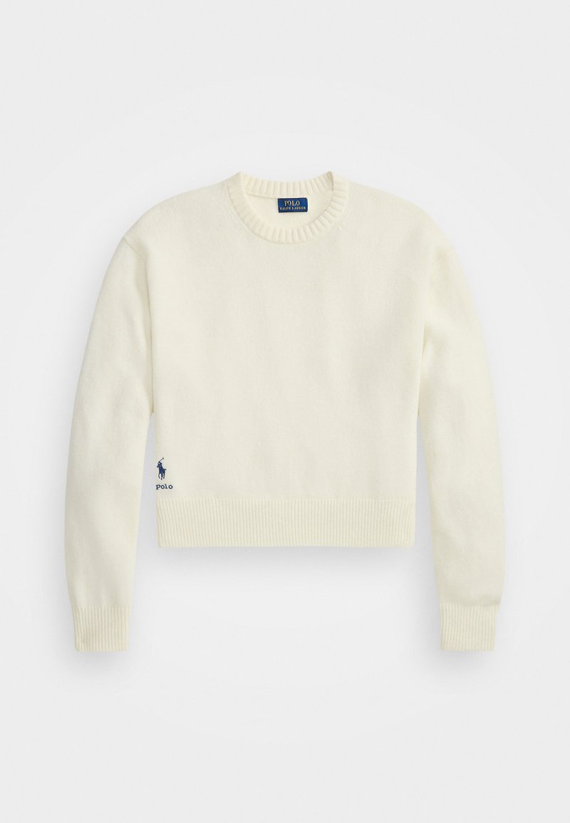 Cremfarvet cropped sweater lavet af blødt stof. Har en ribbet halsudskæring og kant, med et lille blåt logo på den nederste venstre side.