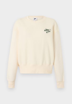 Sudadera Nike color crema con mangas largas y texto verde "Nike Summer" junto con un gráfico de sol en el lado izquierdo del pecho.