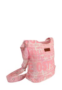 Rosa Schultertasche mit strukturierter Oberfläche, die wiederholt den Text "OSTSEE" zeigt und mit einem Kunstlederetikett versehen ist. Inklusive verstellbarem Trageriemen.