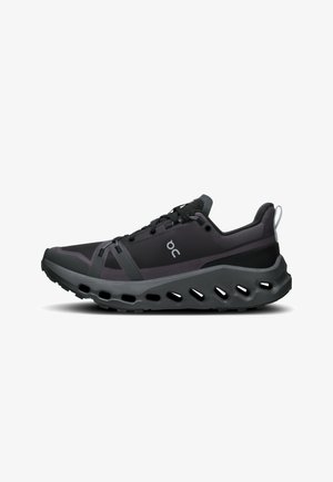 Pantofii sport negri și gri, cu un exterior texturat, un design aerodinamic, o talpă cu amortizare proeminentă și decupaje laterale pentru ventilație.