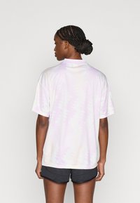 Κοντομάνικο πουκάμισο σε ανοιχτά παστέλ χρώματα με αφηρημένο ζιγκ-ζαγκ σχέδιο, κατασκευασμένο από λείο ύφασμα, με γιακά που στέκεται και άνετη εφαρμογή.