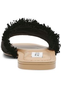 Infradito neri con tomaia in tessuto frangiato, punta aperta e soletta piatta beige. Caratterizzati da un design minimalista con una superficie liscia.