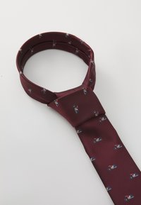 Cravate en soie bourgogne avec de petits motifs de moto, design texturé, mesurant environ 3 pouces de large et affichant un design classique.