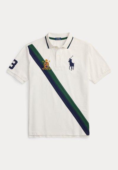 Hvit poloshirt med korte ermer, marineblå og grønn diagonal stripe, brodert hestelogo og nummer 3 på venstre erme.