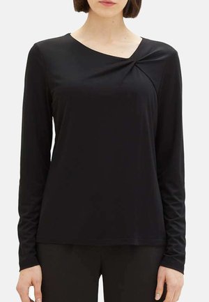 Haut noir à manches longues avec un détail de nœud tordu à l'épaule, fabriqué en tissu lisse et extensible, avec un col rond et un design ajusté.