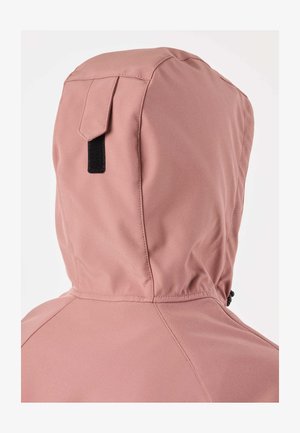 Gros plan sur la capuche d'une veste rose poussiére avec un rabat noir en Velcro et des coutures visibles sur un fond uni.