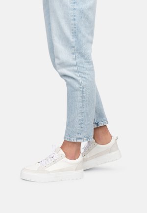 Weiße Sneaker aus Canvas und Wildleder, mit einer dicken Sohle, Schnürung vorne und einer glatten Textur mit kontrastierenden Seitenpaneelen.