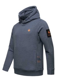 Tumši zils kapucis, kas izgatavots no mīksta materiāla, ar lielu kapuci, oranžu logotipu uz krūtīm un uzšuvi ar tekstu uz piedurknes.