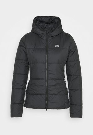 Czarna kurtka puchowa z zapięciem na zamek błyskawiczny z przodu, kapturem i pikowanym wzorem. Posiada białe paski po bokach oraz małe haftowane logo na klatce piersiowej.