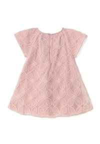 Vestido de algodón rosa con bordado floral, mangas cortas y escote fruncido. El diseño presenta patrones de flores texturizados en toda la prenda.