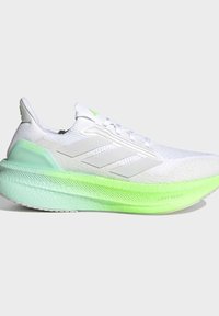 Chaussure de course blanche et vert clair avec trois bandes blanches sur le côté et une semelle épaisse et rembourrée étiquetée "Light Boost."