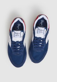 Pepe Jeans Sneakers In Pelle Blu Navy Con Stampe Brit - Look Retrò, Intersuola EVA Bicolore, Suola In Gomma