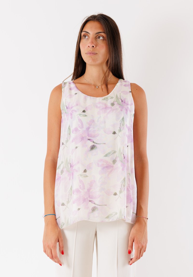 Top floreale in tessuto leggero con sfondo crema e motivi di fiori rosa e viola. Presenta una scollatura rotonda e una vestibilità comoda.