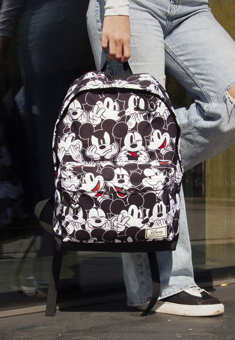 Karactermania DISNEY HIGH SCHOOL - Mochila escolar - Mickey black-white