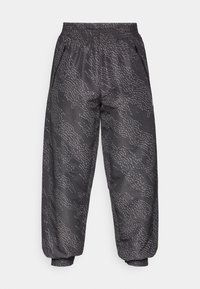 Μαύροι υφασμάτινοι φόρμες με υφή σε κυματιστό μοτίβο ανοιχτότερου γκρι. Διαθέτουν ελαστική μέση και στενά μανσέτες. Δύο πλαϊνές τσέπες.