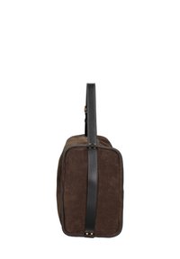 Bruine suede tas met een vlakke rechthoekige vorm, zwarte leren schouderband en gouden hardware accenten. Gladde textuur met een minimalistisch ontwerp.