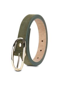 Cinturón de ante verde con hebilla de metal dorado, forro interior suave y agujeros espaciados de manera uniforme para ajuste. Acentos en color contrastante.