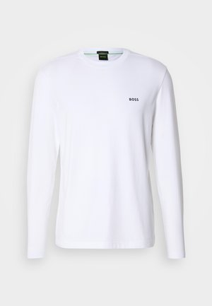 Valge pika varrukaga T-särk, mis on valmistatud puuvillast, ümarate kaelustega ja vasakus rinnas väikese musta "BOSS" logoga.
