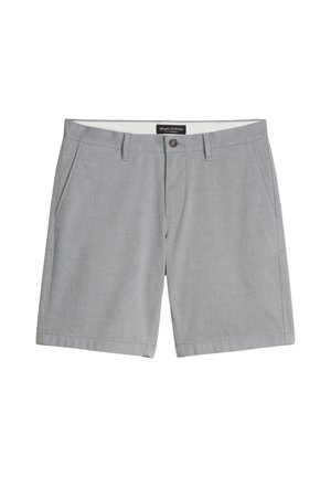 Hellgraue knielange Herren-Shorts mit Gürtel-Schlaufen, vorderer Knopf- und Reißverschluss und seitlichen Taschen, flach auf weißem Hintergrund gelegt.