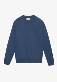 Sudadera azul con cuello redondo y mangas raglán, confeccionada en tejido texturizado. Cuenta con cuello y puños acanalados, con detalles de costuras mínimas.