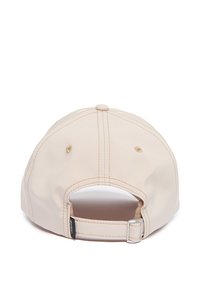 Gorra beige con una parte superior redondeada, superficie texturizada, costuras cosidas y una correa ajustable en la parte posterior. Cuenta con agujeros de ventilación.