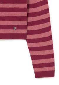 Suéter a rayas con franjas anchas en color granate y rosa claro, hecho de material de punto suave, con un pequeño logo metálico como detalle.