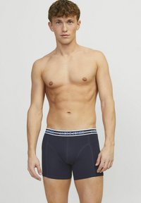 Marineblauwe herenboxers gemaakt van katoen met een witte elastische tailleband waarop het logo "JACK & JONES" staat, met een strakke pasvorm en zonder extra patronen.