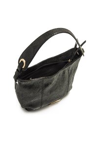 Bolso negro texturizado de cuero con un acabado estampado. Presenta una correa larga, cierre de cremallera y un acento en tono dorado.