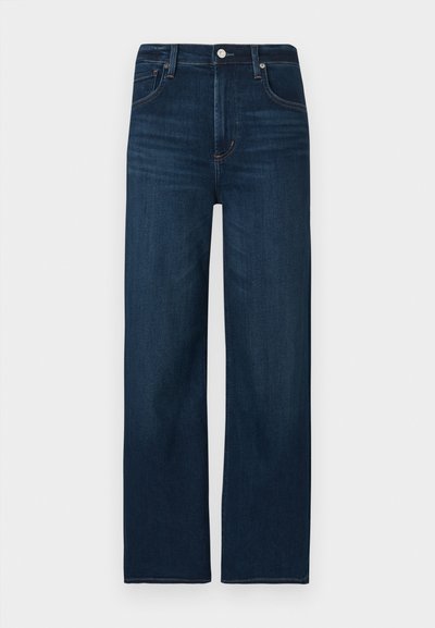 Sötétkék farmernadrág egyenes szárú kialakítással, gombos és cipzáras lezárással, finom varrási részletekkel és öt zsebes stílussal.