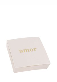Caja de joyería blanca en forma de cuadrado con la inscripción dorada "amor" centrada en la tapa sobre un fondo blanco.
