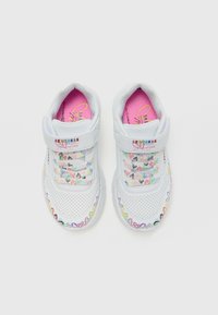 Sneakers bianche Skechers con motivi a cuore colorati sui lacci e sui lati, soletta rosa e cinturini in velcro con il logo Skechers.