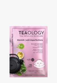 Opakowanie maski Teaology Tea Glow AHA, różowe tło, ilustracja czarnego czajnika, tekst szczegółowo opisujący składniki, 21 ml, wyprodukowano we Włoszech.