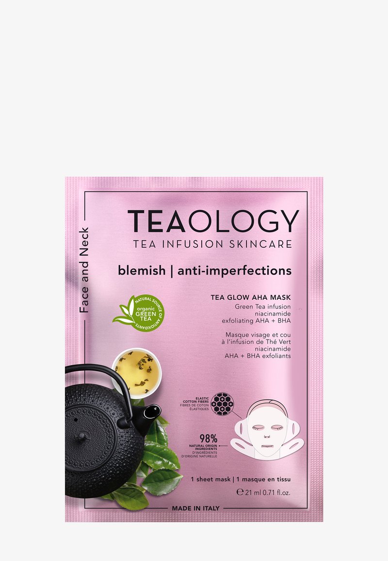 Opakowanie maski Teaology Tea Glow AHA, różowe tło, ilustracja czarnego czajnika, tekst szczegółowo opisujący składniki, 21 ml, wyprodukowano we Włoszech.