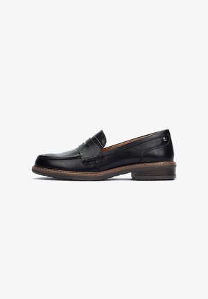 Mocasines de cuero negro con un tacón bajo, que cuentan con un panel frontal texturizado y una correa decorativa a través de la parte superior. Acabado suave con acentos marrones.