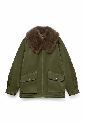 Giacca verde oliva con colletto in pelliccia sintetica marrone, chiusura con zip e due grandi tasche frontali. Tessuto morbido con vestibilità comoda.