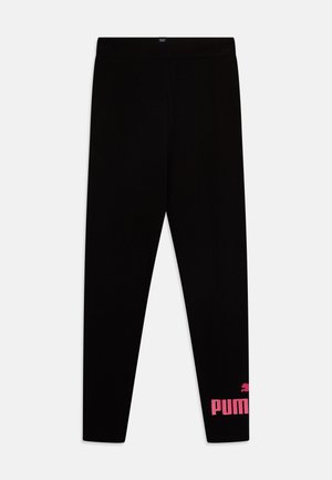Leggings negros con una textura suave que presentan un logo rosa de Puma en la parte inferior de la pierna izquierda. Cintura elástica para un ajuste cómodo.