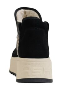 Stivale in suede nero con una soffice fodera color crema, suola piatta beige e un accento decorativo di strass sul lato.