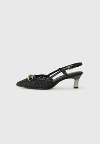 Zapato negro tipo slingback con punta afilada, material superior texturizado y acento de hebilla dorada. Presenta un tacón bloque de altura media.