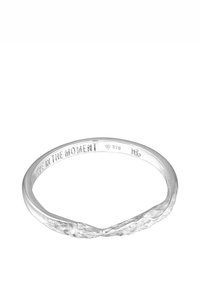 Sterling-hopeinen sormus, jossa on teksturoitu, aaltoileva muotoilu. Sisäsyrjään kaiverrettu teksti "LIVE IN THE MOMENT". Koko määrittelemätön.