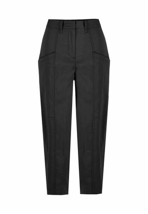 Pantaloni neri a vita alta su misura, con passanti per cintura, dettagli sulle cuciture frontali e gamba leggermente svasata.