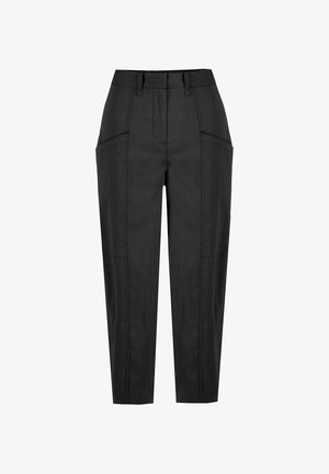 Pantaloni neri a vita alta su misura, con passanti per cintura, dettagli sulle cuciture frontali e gamba leggermente svasata.