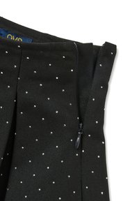 Tessuto nero con una texture liscia e strass argentati sparsi. Include una chiusura con zip sul lato destro.