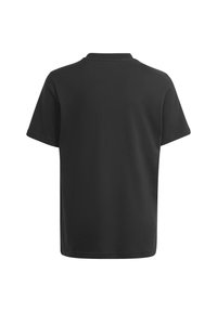 Mustat lyhythihaiset t-paidat, joissa on klassinen pyöreä pääntie ja sileä, kevyt kangas. Yksinkertainen muotoilu ilman näkyviä logoja tai kuoseja.