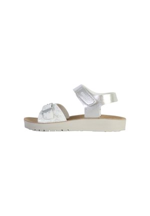 Sandal in argento con dettaglio fibbia, tomaia in pelle morbida, cinturino alla caviglia regolabile, soletta imbottita e suola bianca texture.