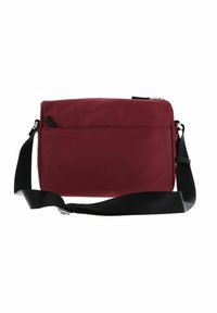 Sac messager bordeaux avec une texture lisse, fermeture éclair, et une sangle noire réglable. Il dispose d'une poche zippée externe.