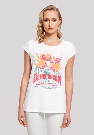 Weißes Baumwoll-T-Shirt mit einem bunten Grafikdruck eines Demogorgons, mit Rundhalsausschnitt und umgeschlagenen kurzen Ärmeln.