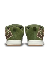 Sneakers verde in suede con suola in gomma bianca e un accento marrone testurizzato sul tallone. Presentano un collare imbottito e un dettaglio con logo.