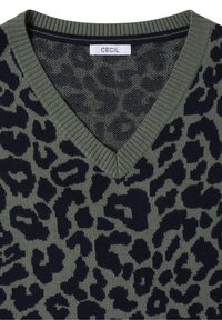 Pull col V avec col côtelé en motif léopard vert foncé et noir, avec une étiquette blanche indiquant "CECIL" à l'intérieur de l'encolure.