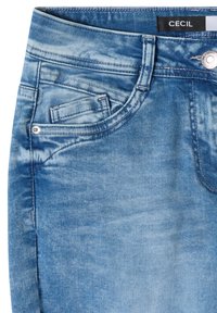 Jean en denim bleu avec poches avant, bouton en métal et étiquette noire avec texte blanc "Cecil" à la taille.